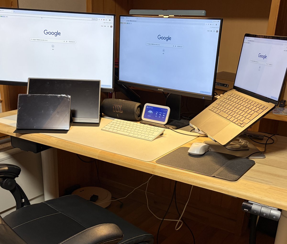COFOの電動昇降デスクに27インチと23インチの画面、MacBook Pro、持ち運び用の画面2枚を置いた作業机